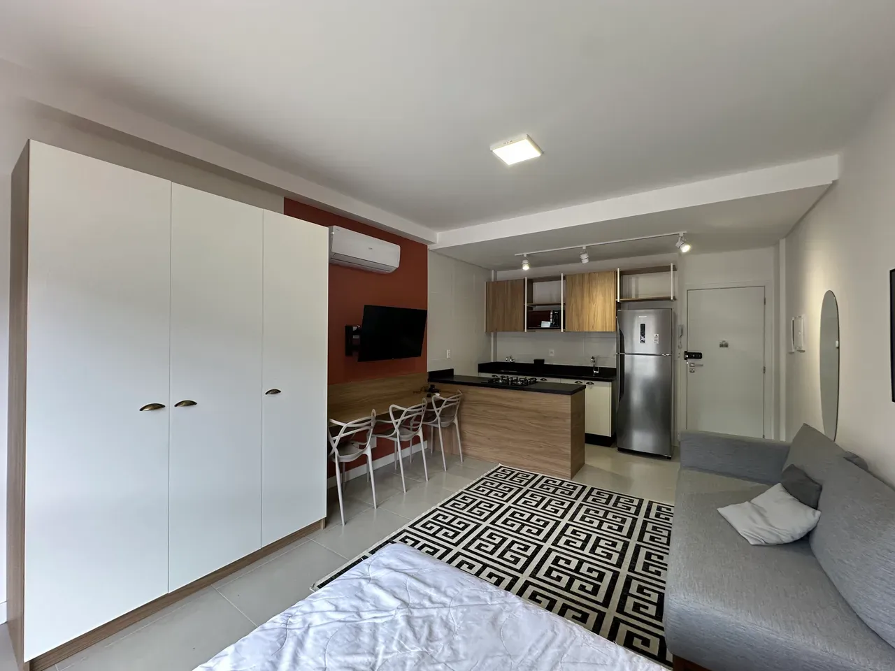 Furnished 1-bedroom apartment with a private garden — photo 2