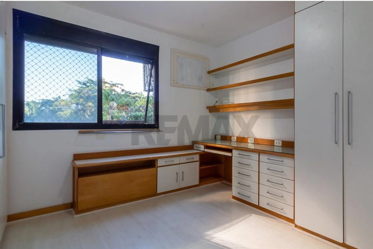 217 m² apartment with 4 bedrooms and balcony BBQ — photo 9