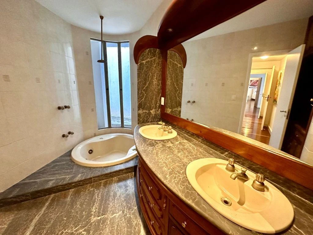House with 5 bedrooms and 5 bathrooms — photo 39
