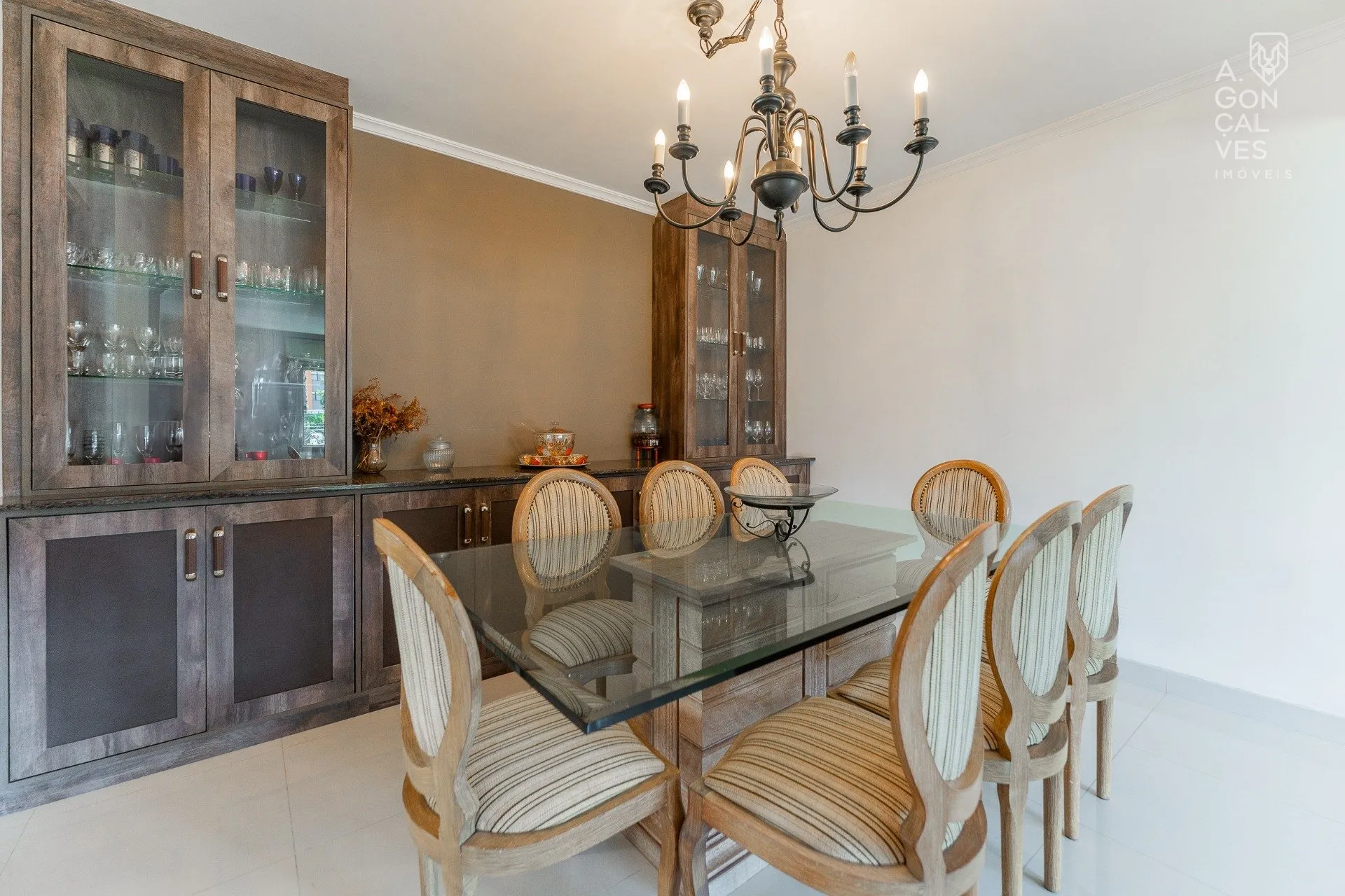 Furnished 219 m² apartment with 4 bedrooms and 2 parking spots — photo 10