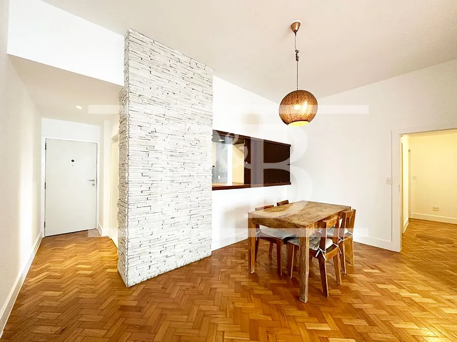135 m² apartment with a home office and a bathtub — photo 8