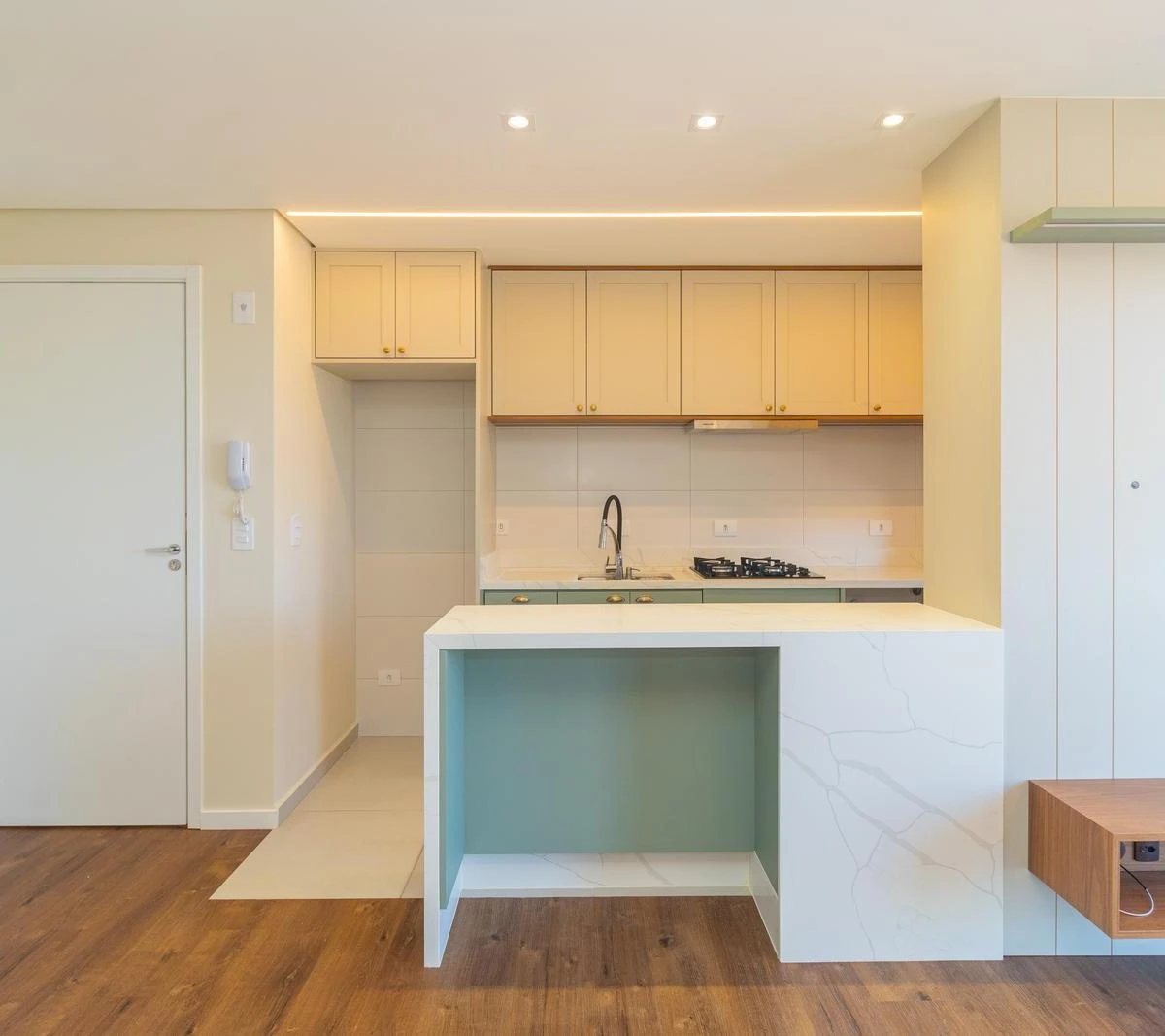 2-bedroom apartment in a building with a gym — photo 13