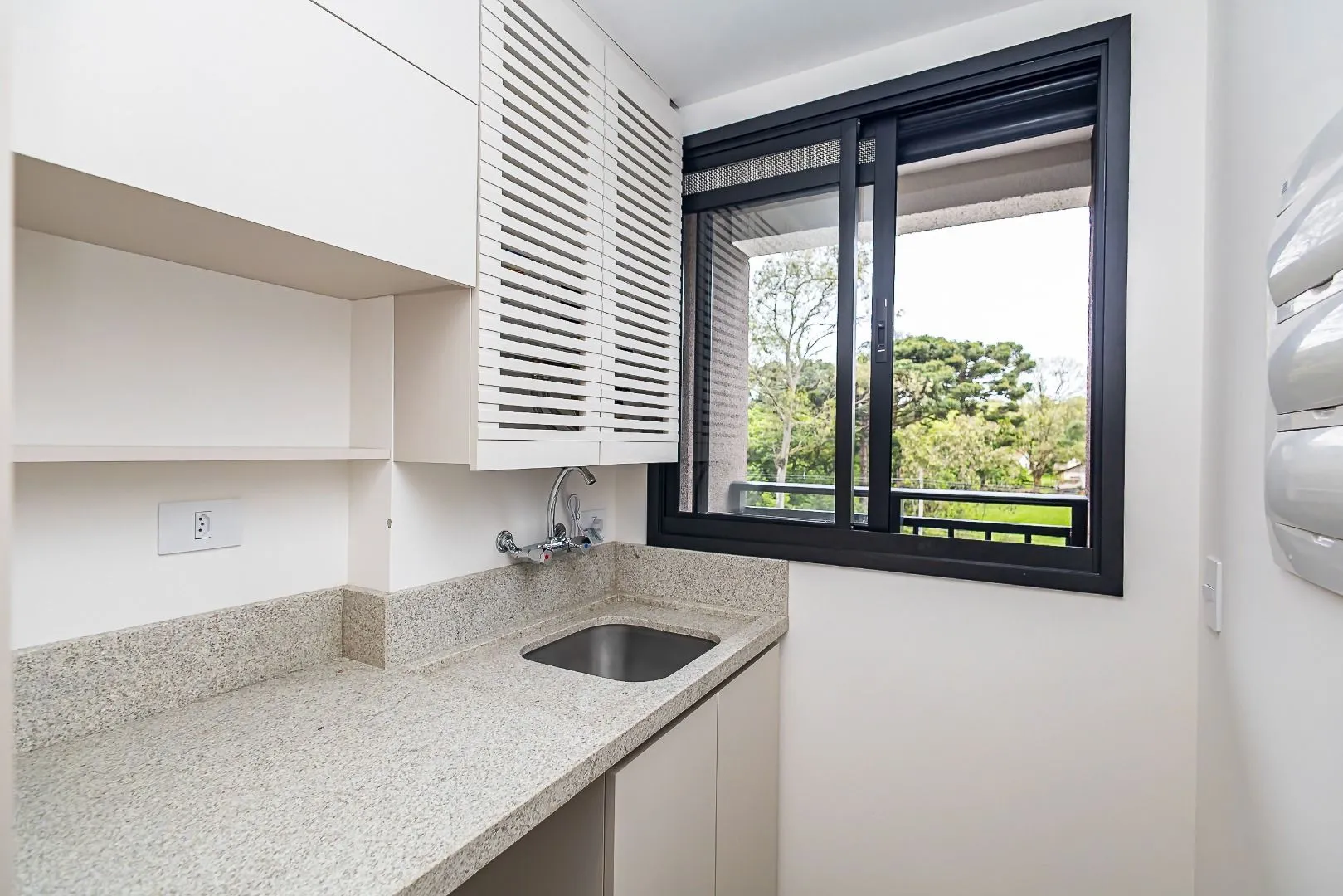 Furnished apartment, 78 m², with a glass-enclosed balcony — photo 14