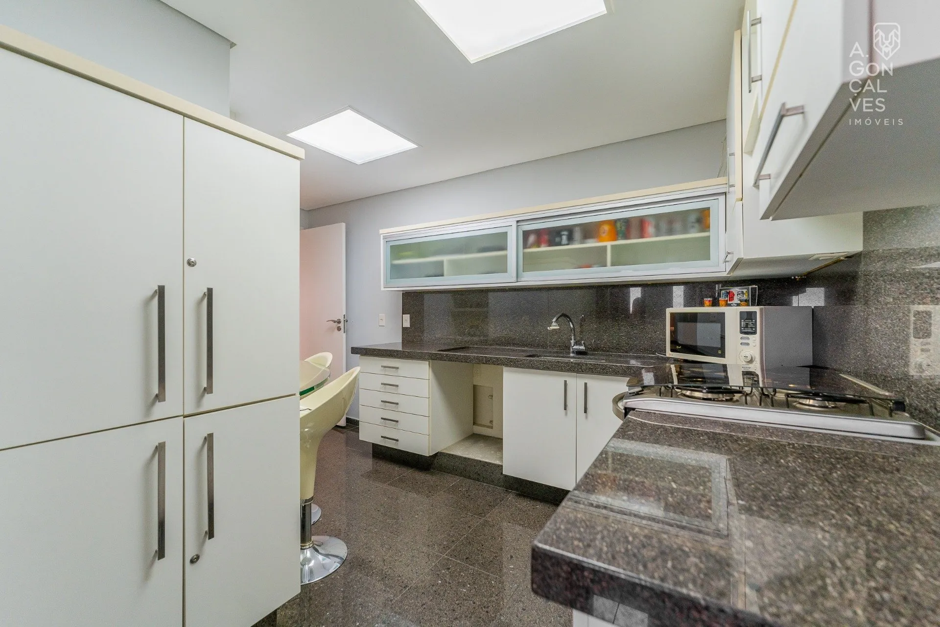 Furnished apartment with 4 bedrooms and 4 bathrooms — photo 6
