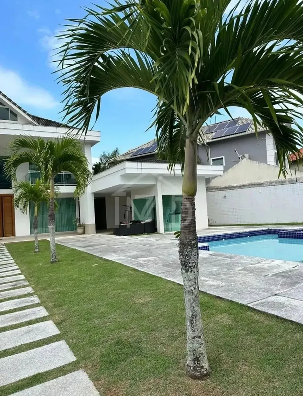 House with 5 bedrooms and floor-to-ceiling windows — photo 19