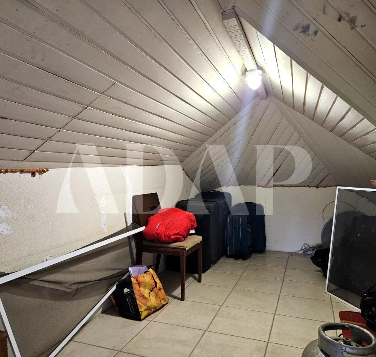 Unfurnished 254 m² house with a built-in balcony grill — photo 28