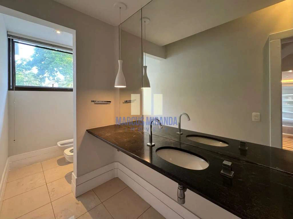 House with 5 bedrooms and 834 m², 6 parking and 9 baths — photo 2