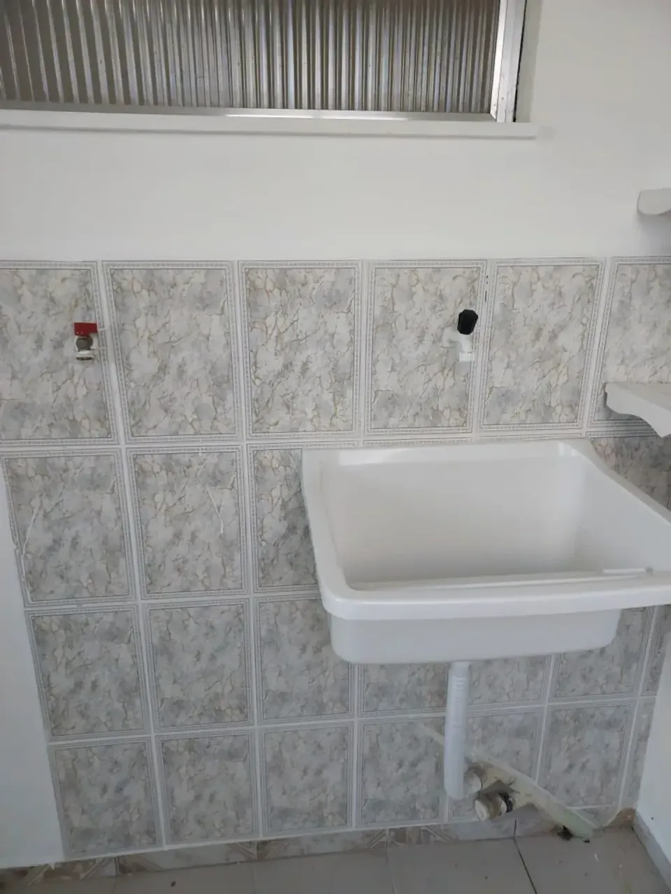 Unfurnished 1-bedroom apartment with a closed kitchen — photo 5