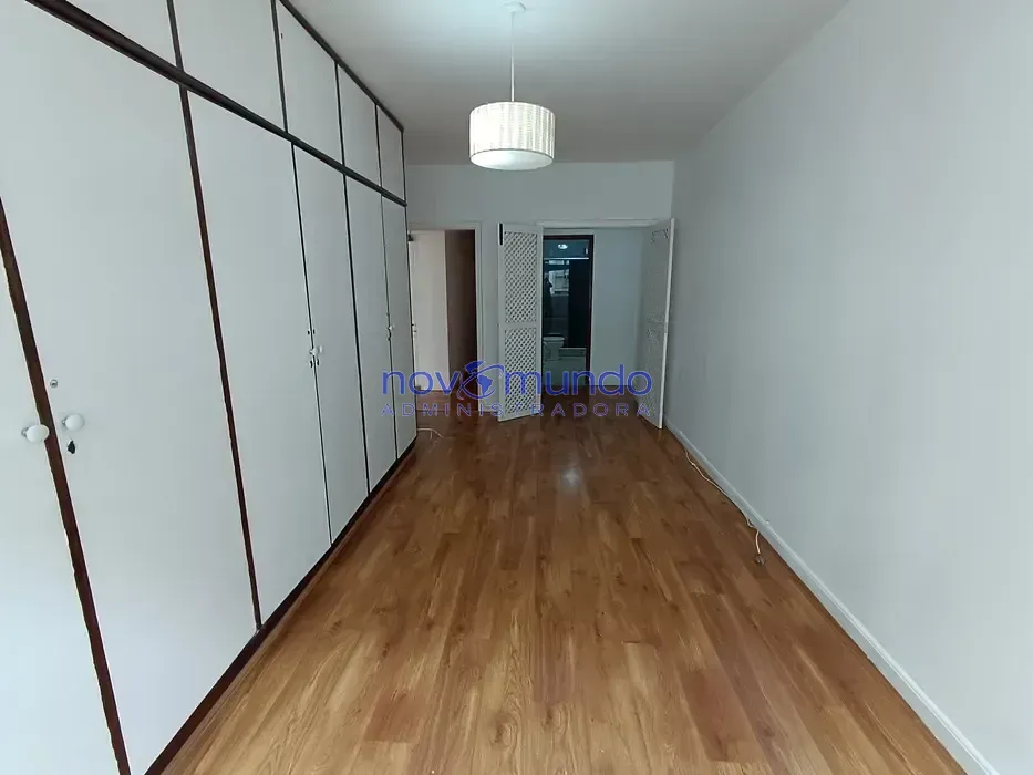 Wood or laminate floors in a 3-bedroom apartment, 198 m² — photo 12