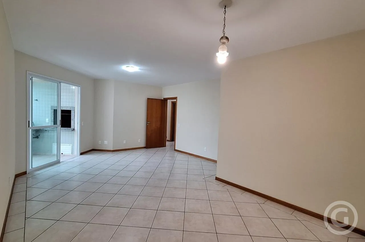 4-bedroom apartment with an enclosed balcony grill — photo 4