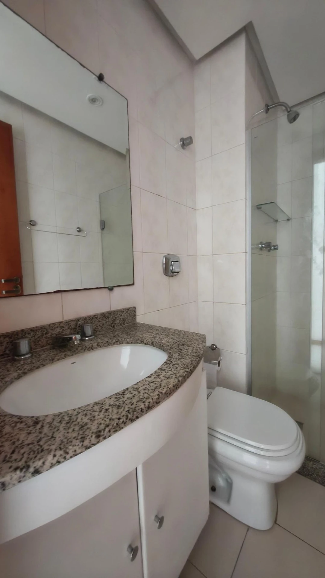 3-bedroom apartment in a building with a pool — photo 10