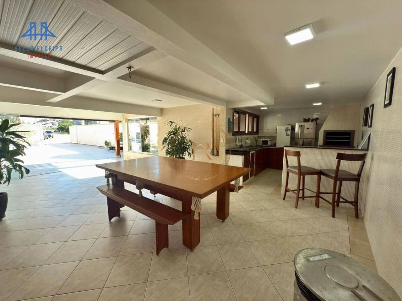 Casa mobiliada com 3 quartos e cozinha a gás