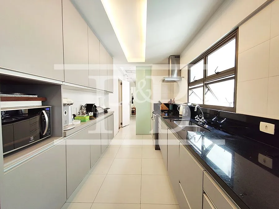 4-bedroom apartment with a separate kitchen and 312 m²