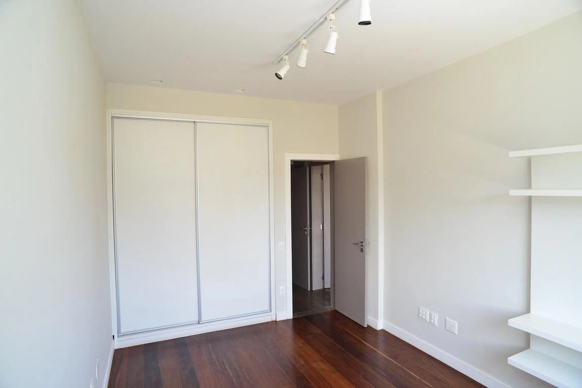 3-bedroom apartment in a building with a gym — photo 13