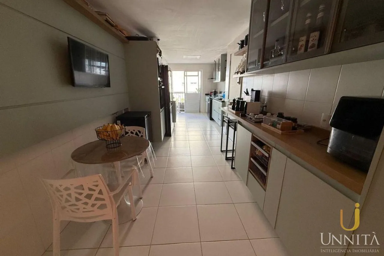 Apartamento residencial con balcón acristalado y vistas — photo 2