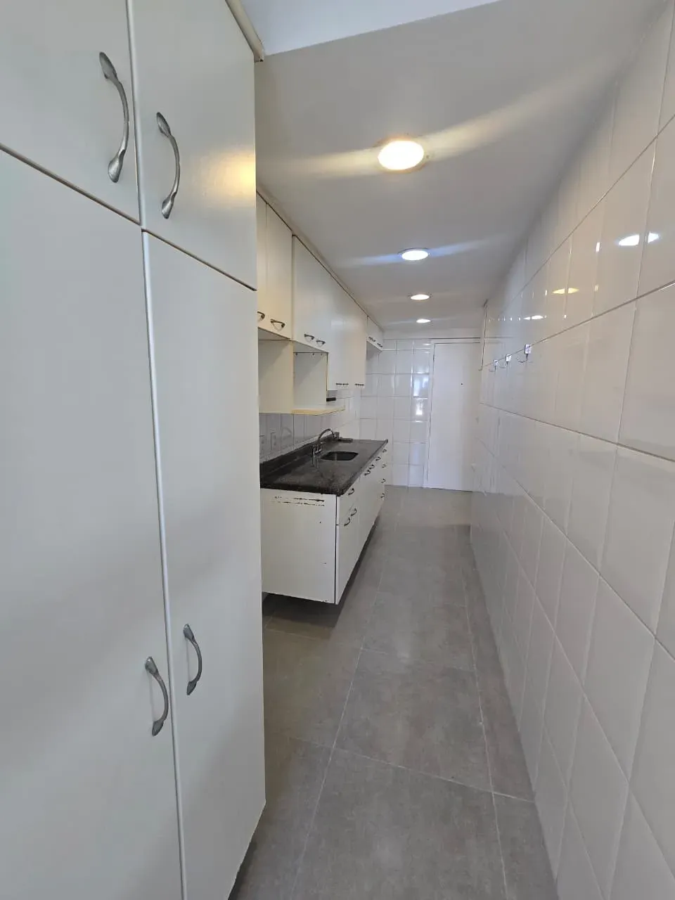 4-bedroom apartment with 3 bathrooms and a balcony — photo 19