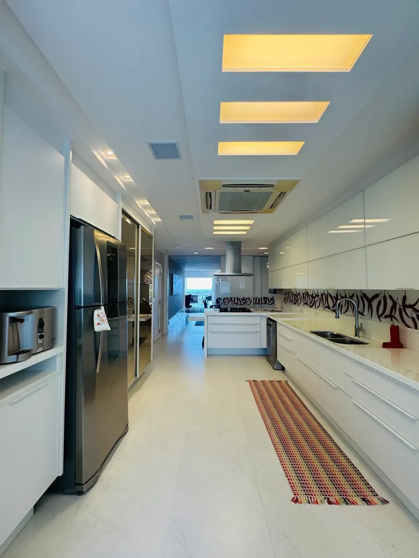 Furnished apartment, 295 m², with floor-to-ceiling windows — photo 24