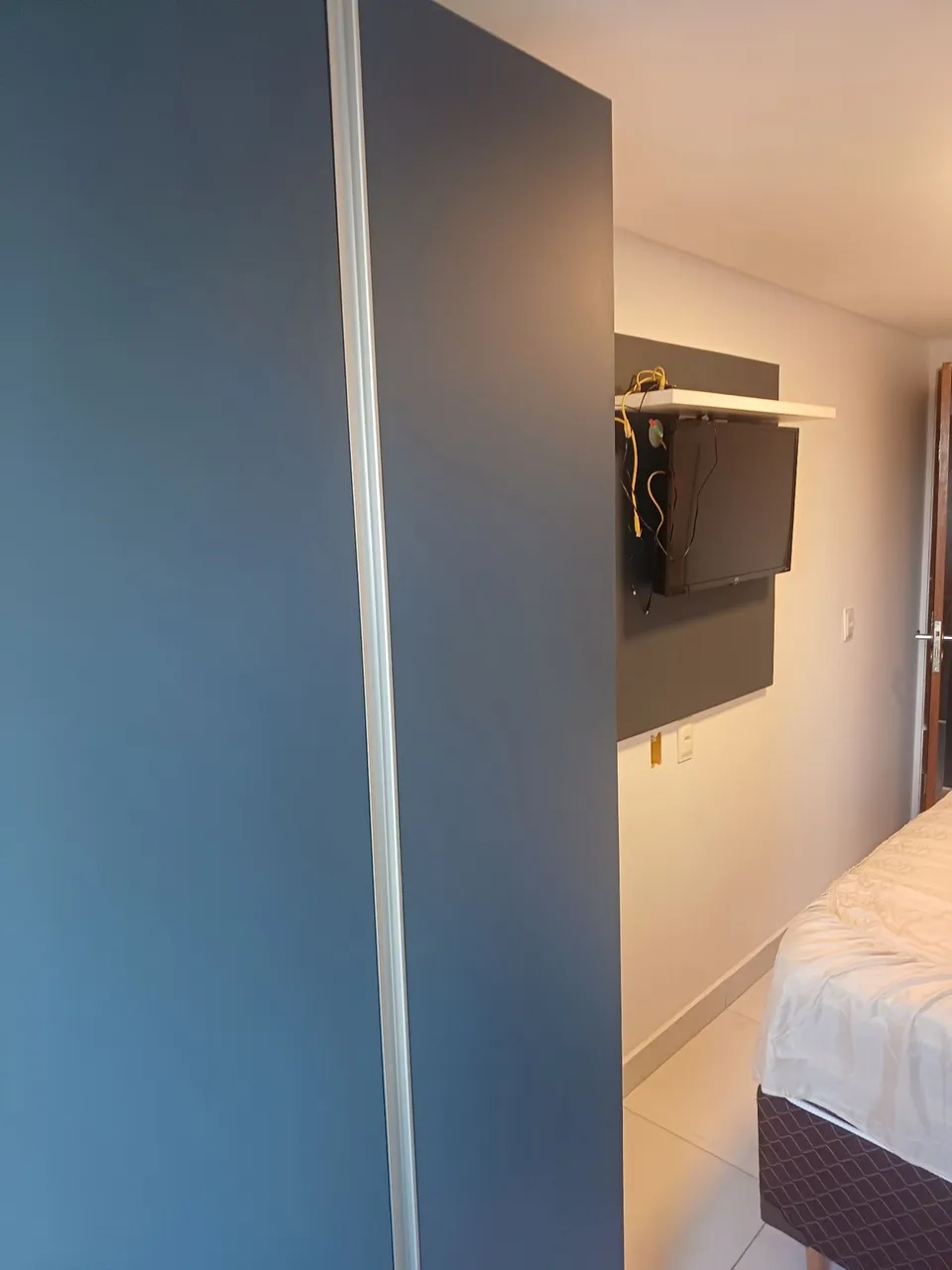 One-bedroom apartment in a building with a gym — photo 12