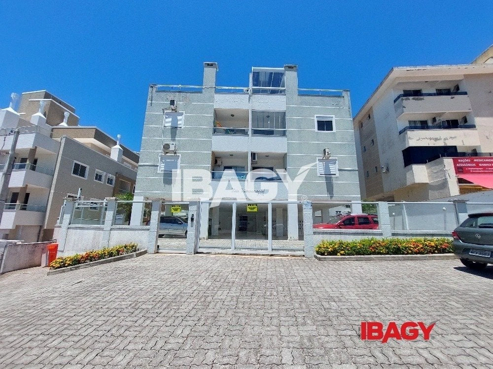 One-bedroom apartment in a building with a pool — photo 15