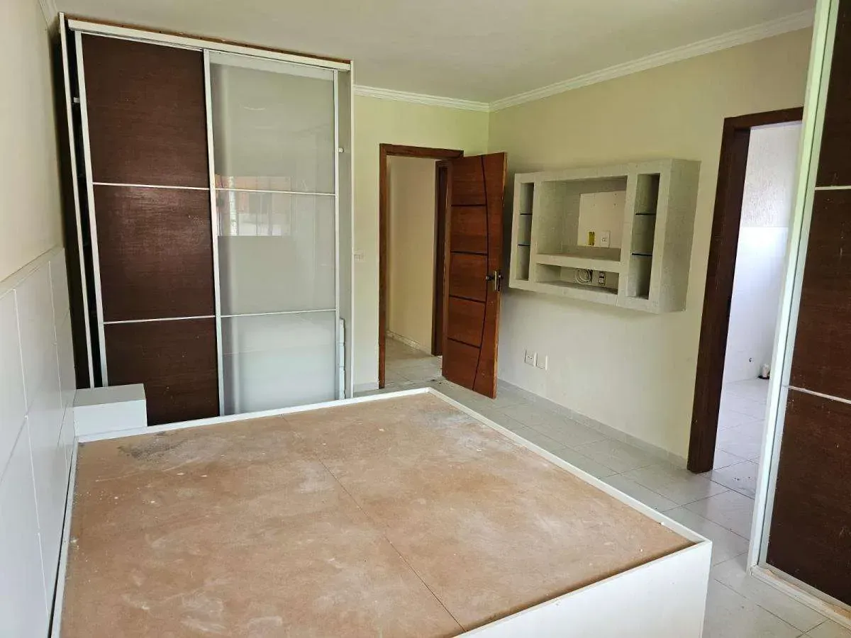 House with 5 bedrooms and 5 bathrooms in a modern style — photo 13