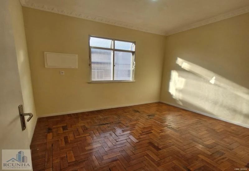 Wood or laminate floors in a one-bedroom apartment, 47 m² — photo 4