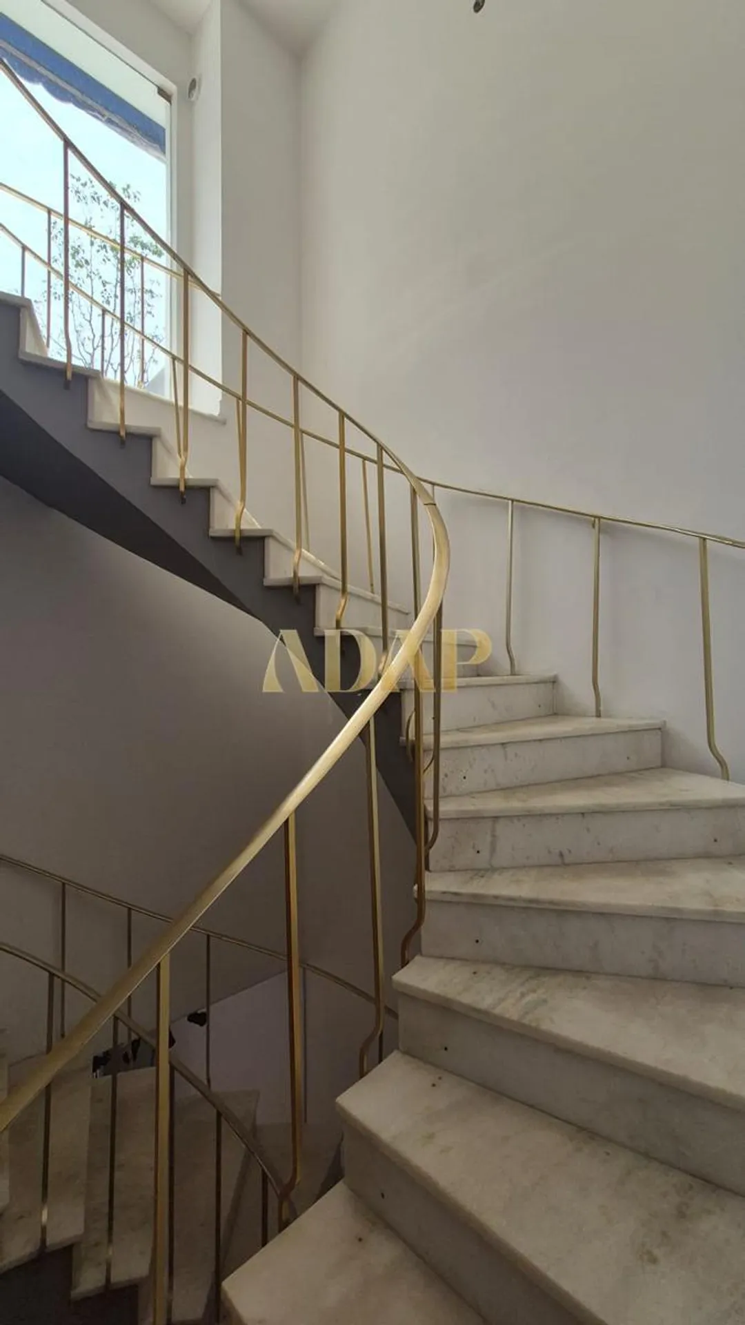 525 m² apartment with a home office and a bathtub — photo 38