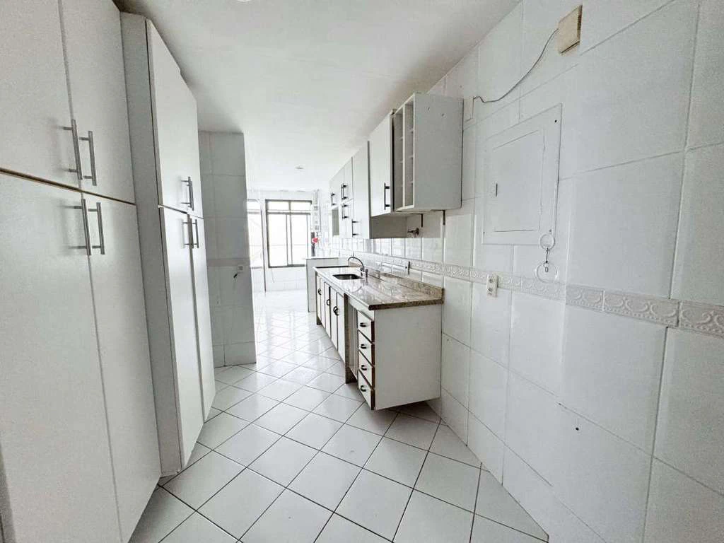 Top-floor apartment with 3 en-suites and 4 baths — photo 13