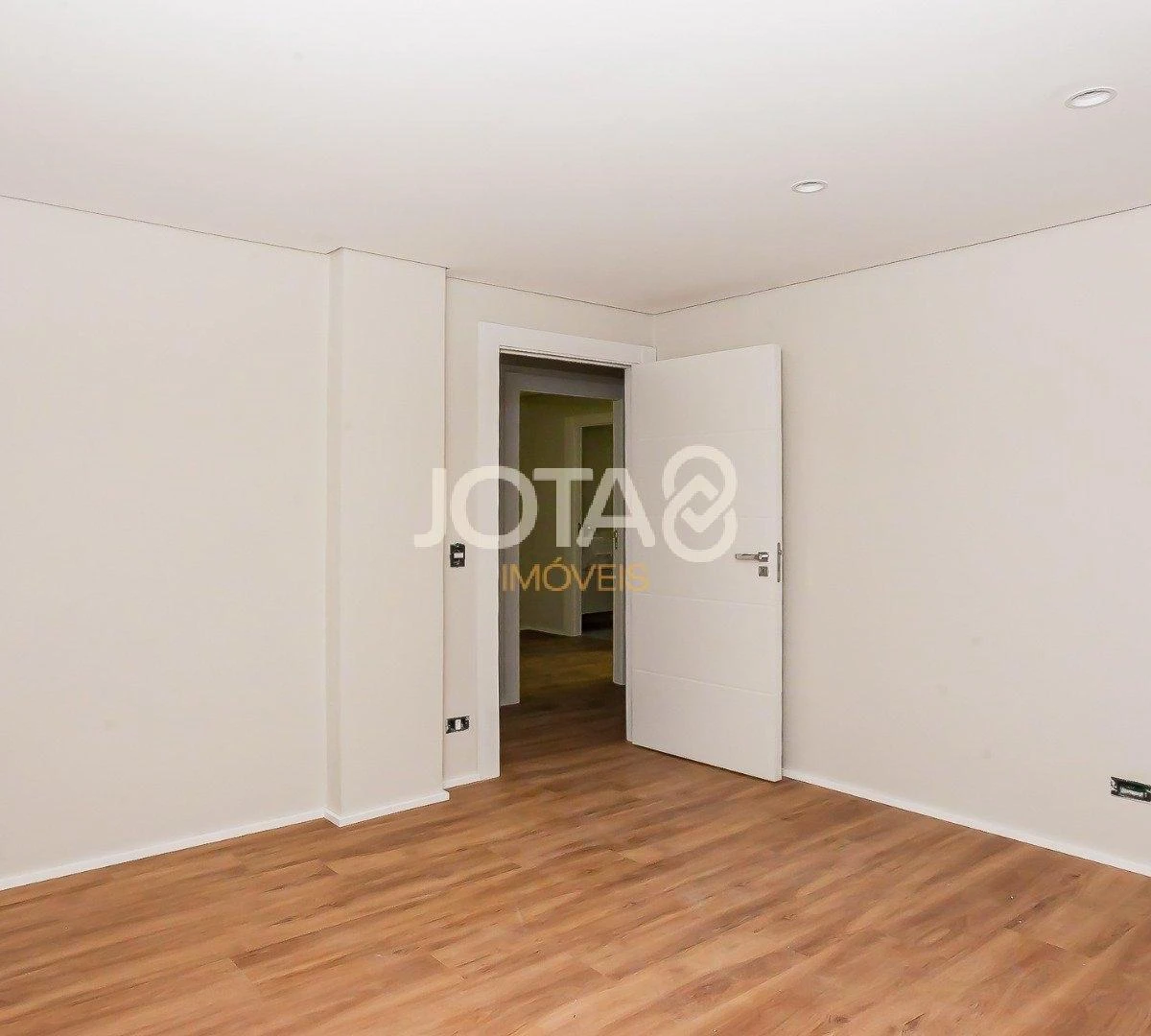 Balcony with a grill in a 3-bedroom apartment, 143 m² — photo 15