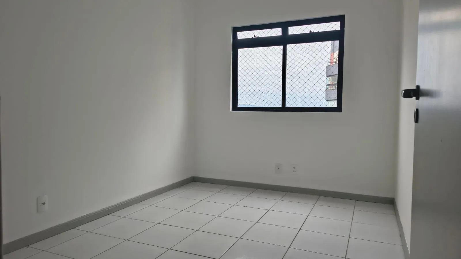 Apartment with balcony barbecue, 104 m² — photo 27