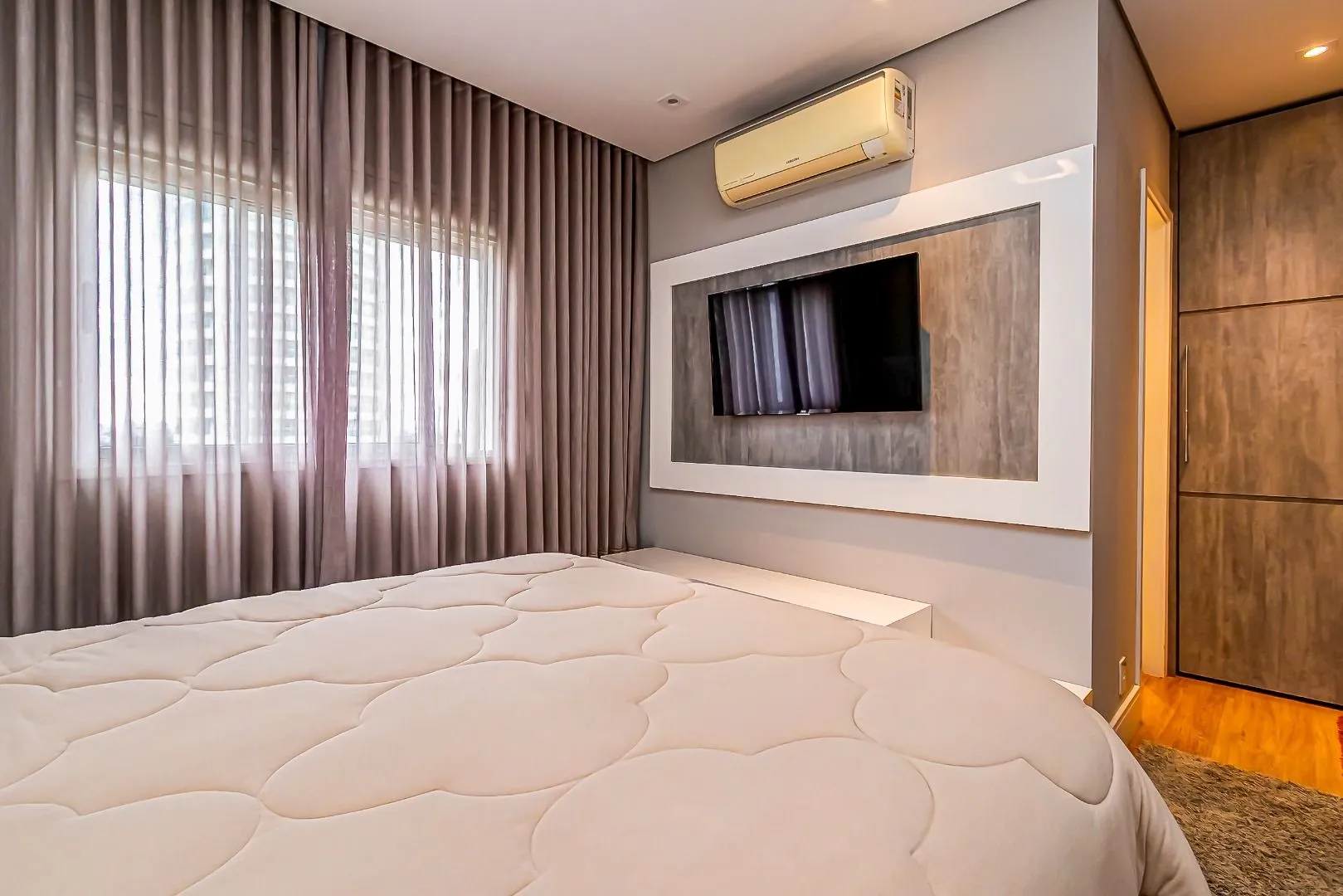 Glass-enclosed balcony in a 3-bedroom apartment, 110 m² — photo 26