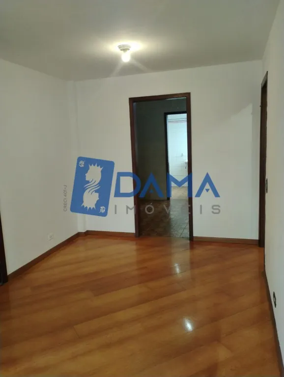 Wood or laminate floors in a 2-bedroom apartment, 79 m²