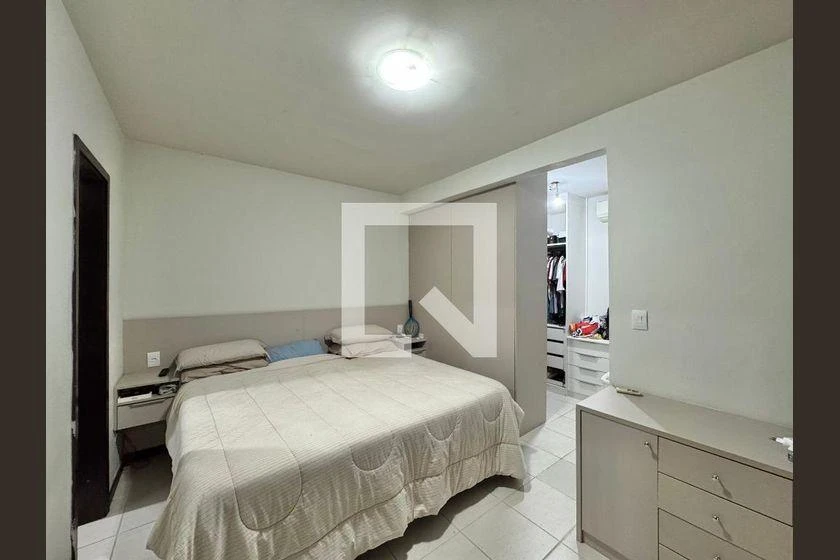 140 m² house with a walk-in closet and a home office — photo 11