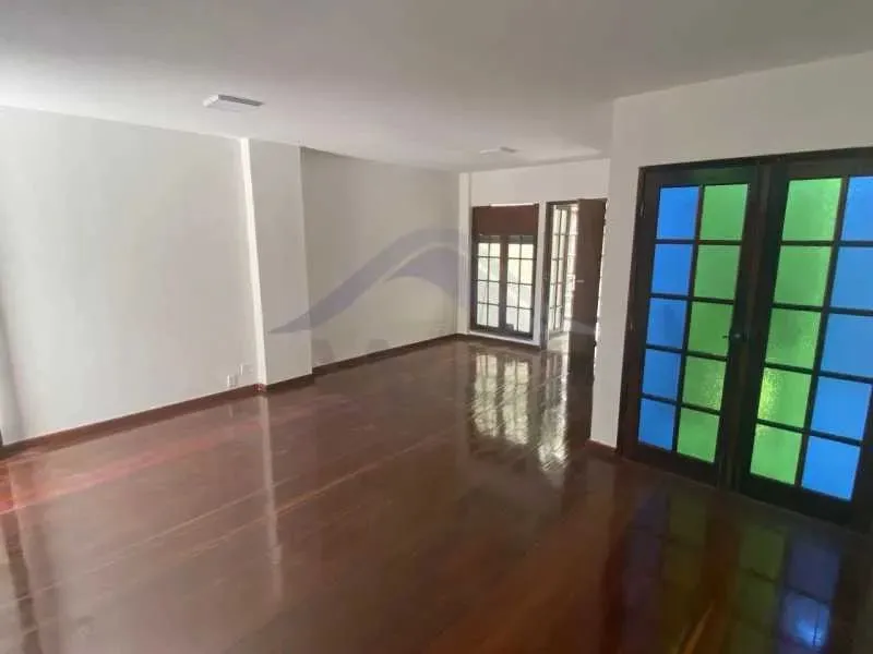 Triplex house with 5 bedrooms and 5 bathrooms and parking for 5 — photo 3