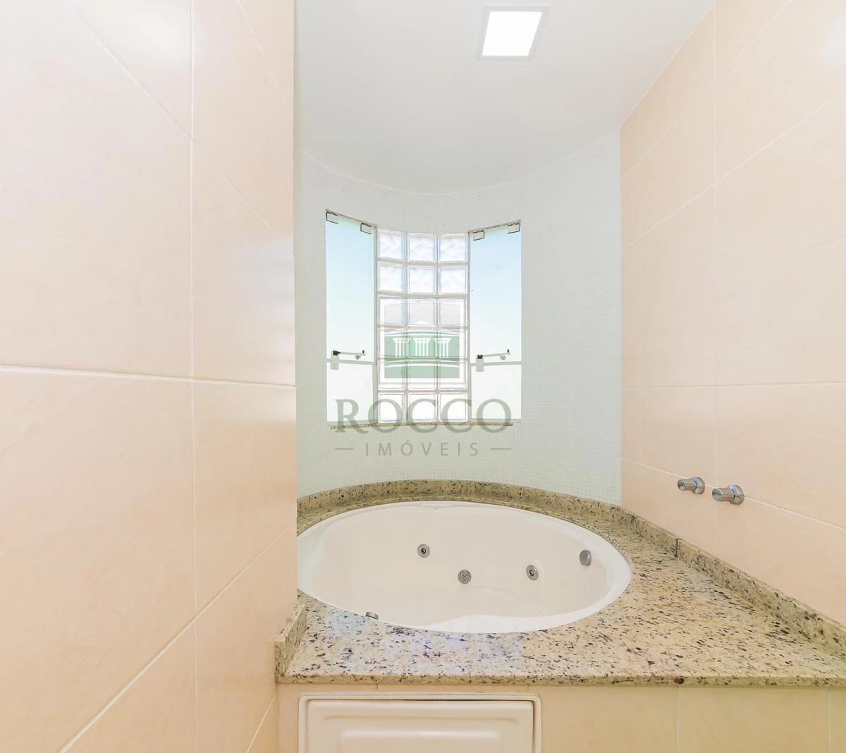 3-bedroom house with a bathtub — photo 36