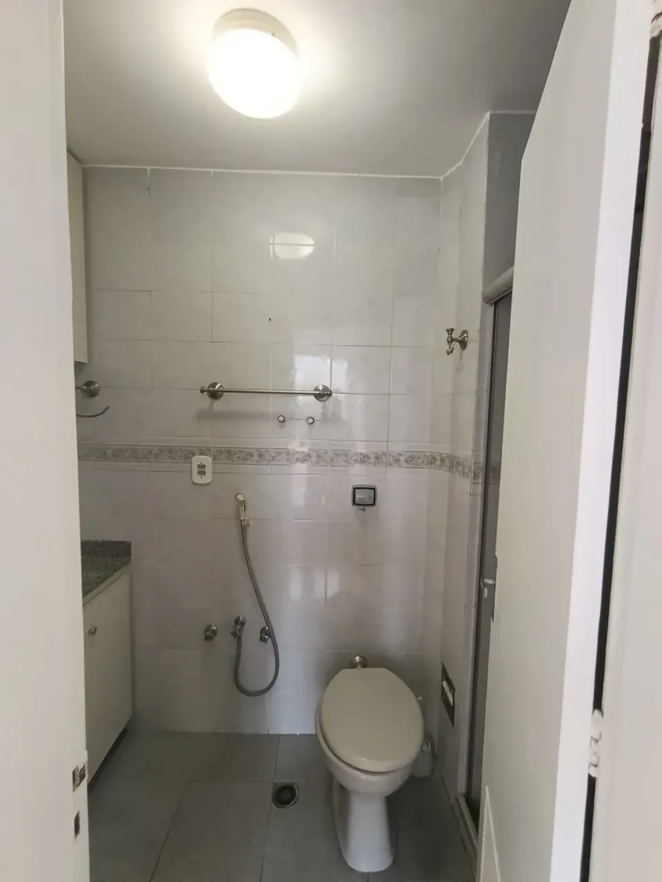 1-bedroom apartment with a glass-enclosed shower — photo 10