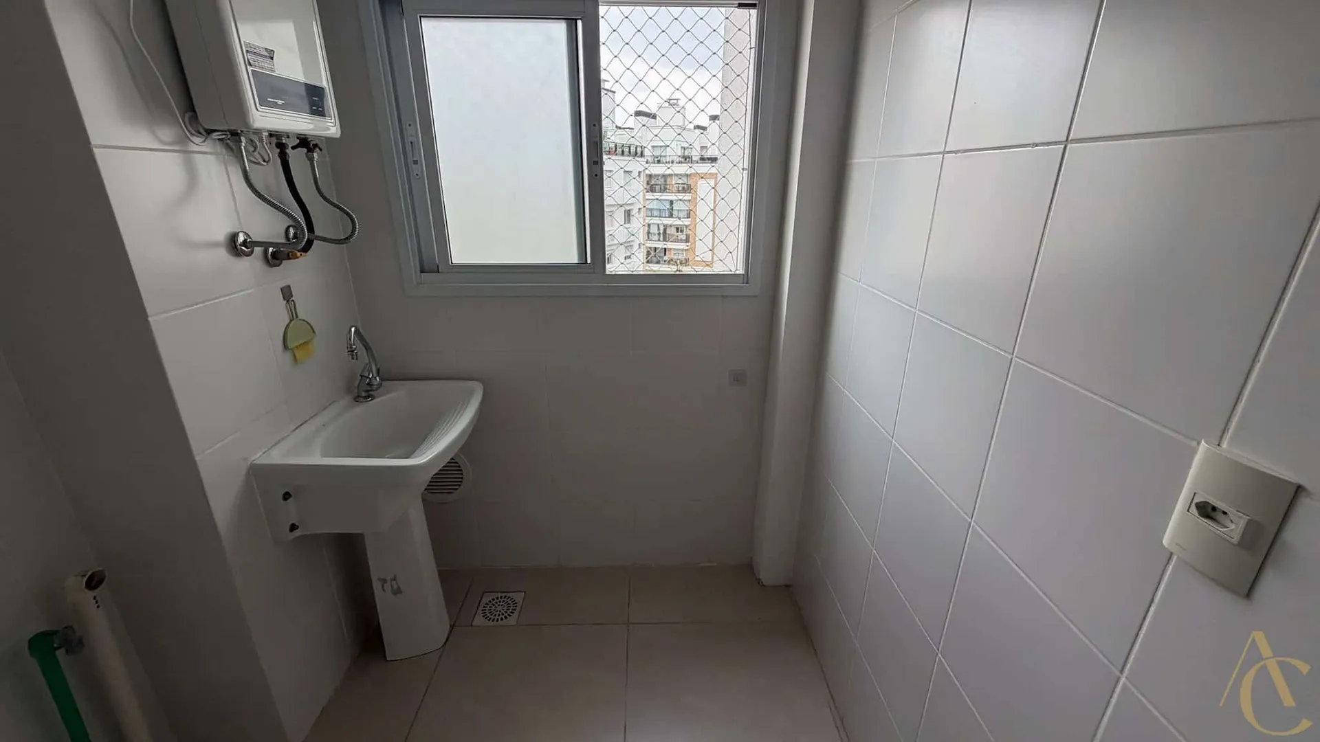 149 m² furnished apartment with a built-in grill on the balcony — photo 43