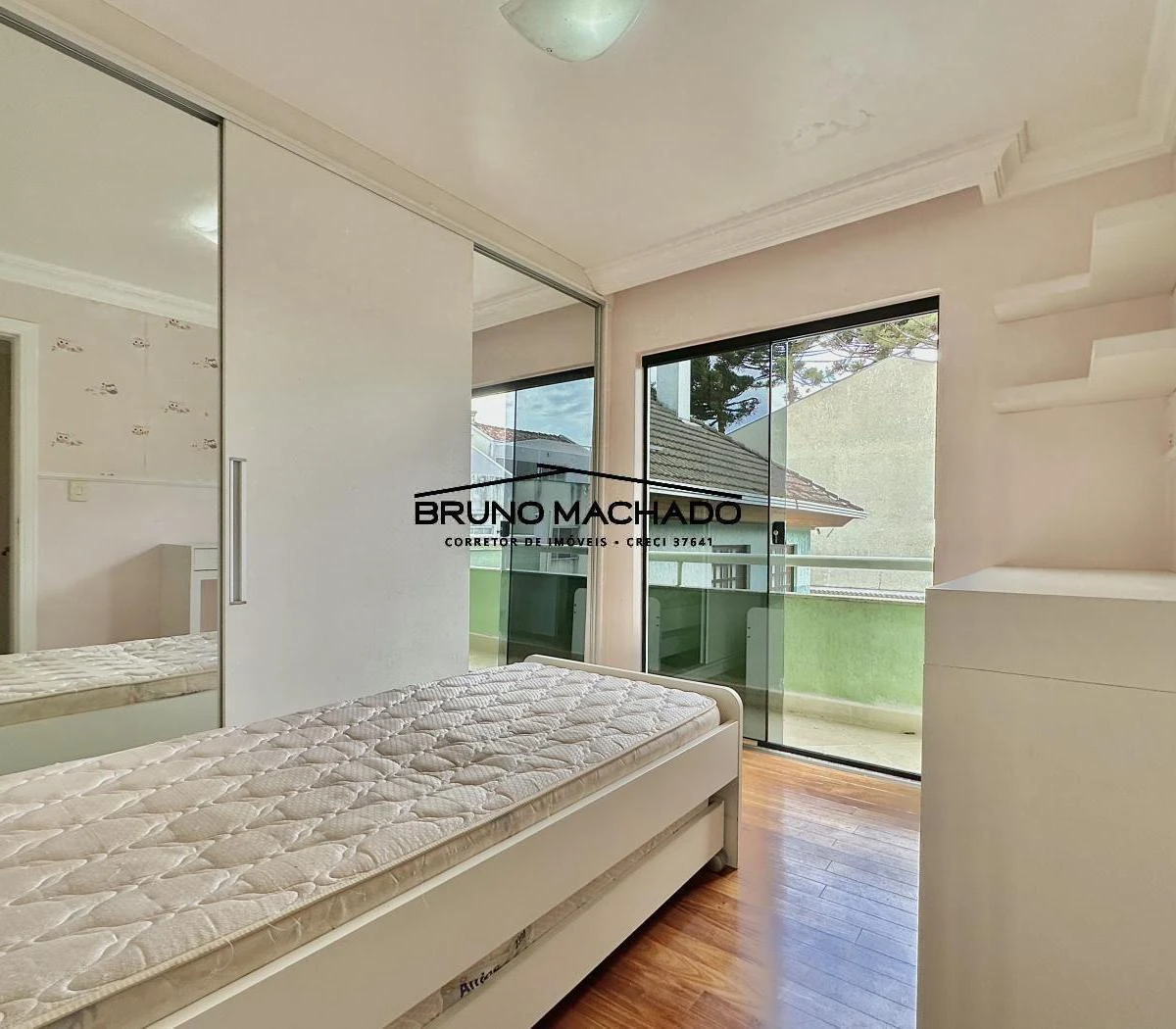 3-bedroom house with a walk-in closet in Curitiba — photo 35