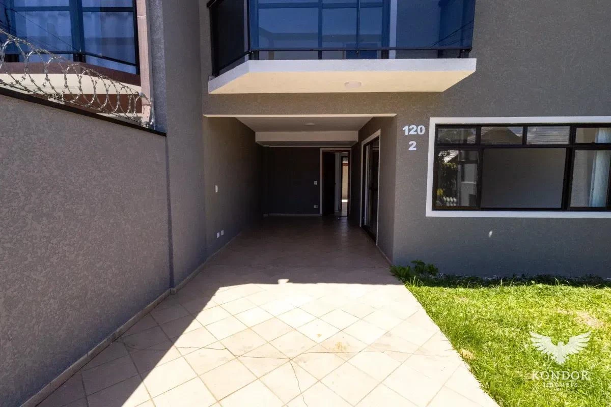 Walk-in closet in a 3-bedroom house, 184 m² — photo 28