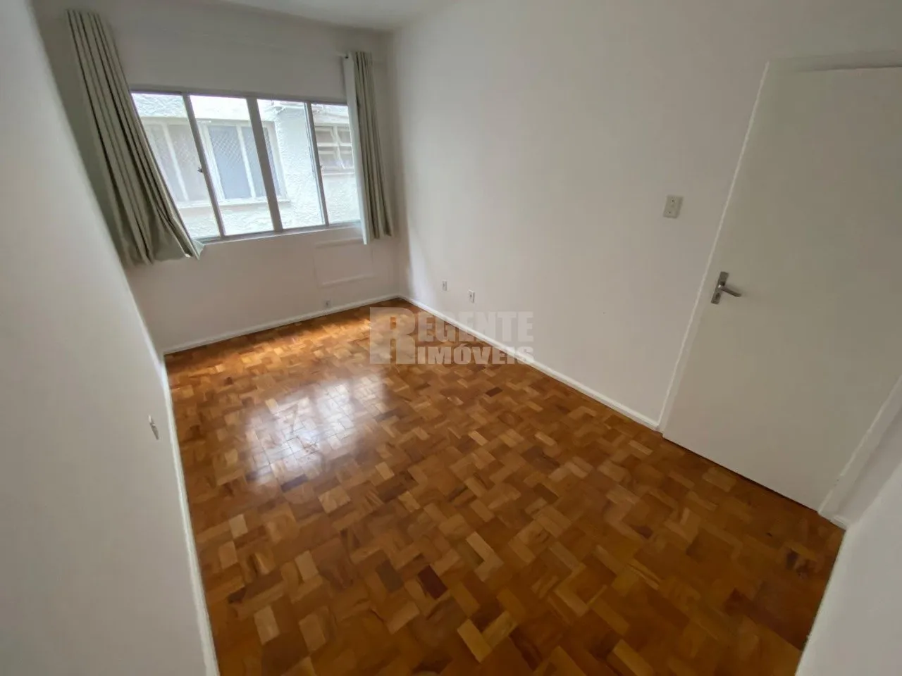 Wood or laminate floors in a 2-bedroom apartment, 80 m² — photo 5