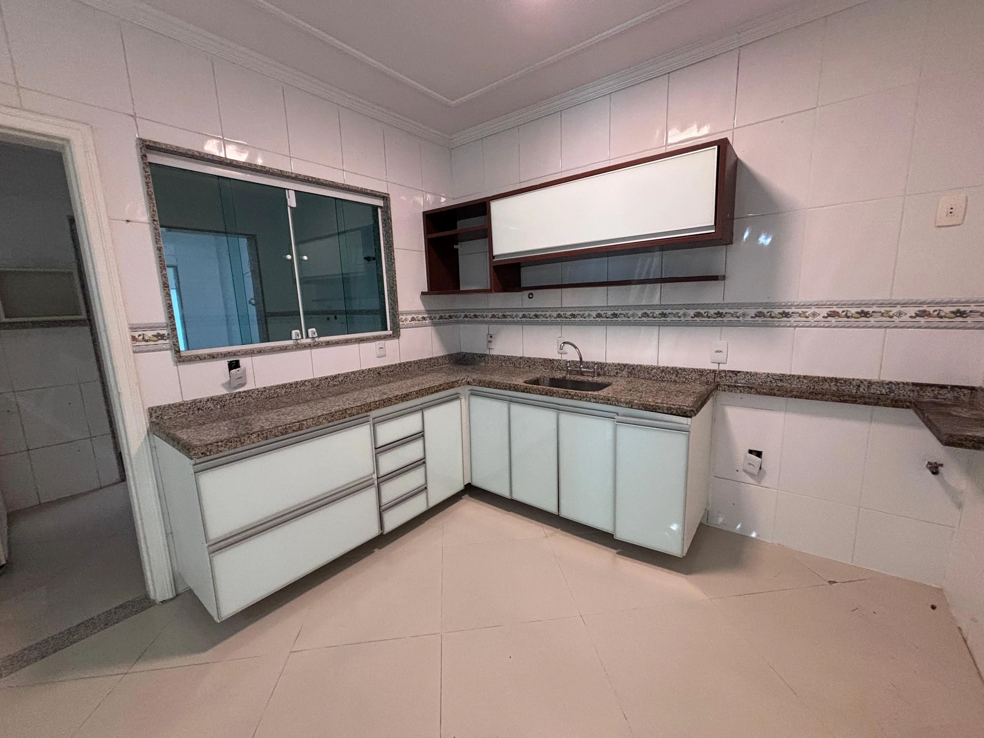 Condo house with 6 bedrooms and a balcony grill — photo 25