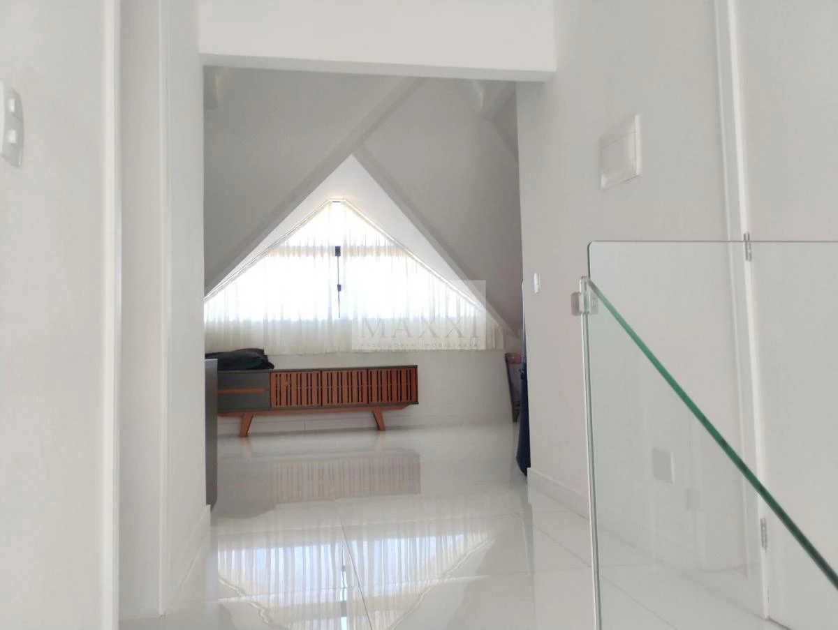 290 m² house with 3 en-suite bedrooms and glass balcony — photo 8