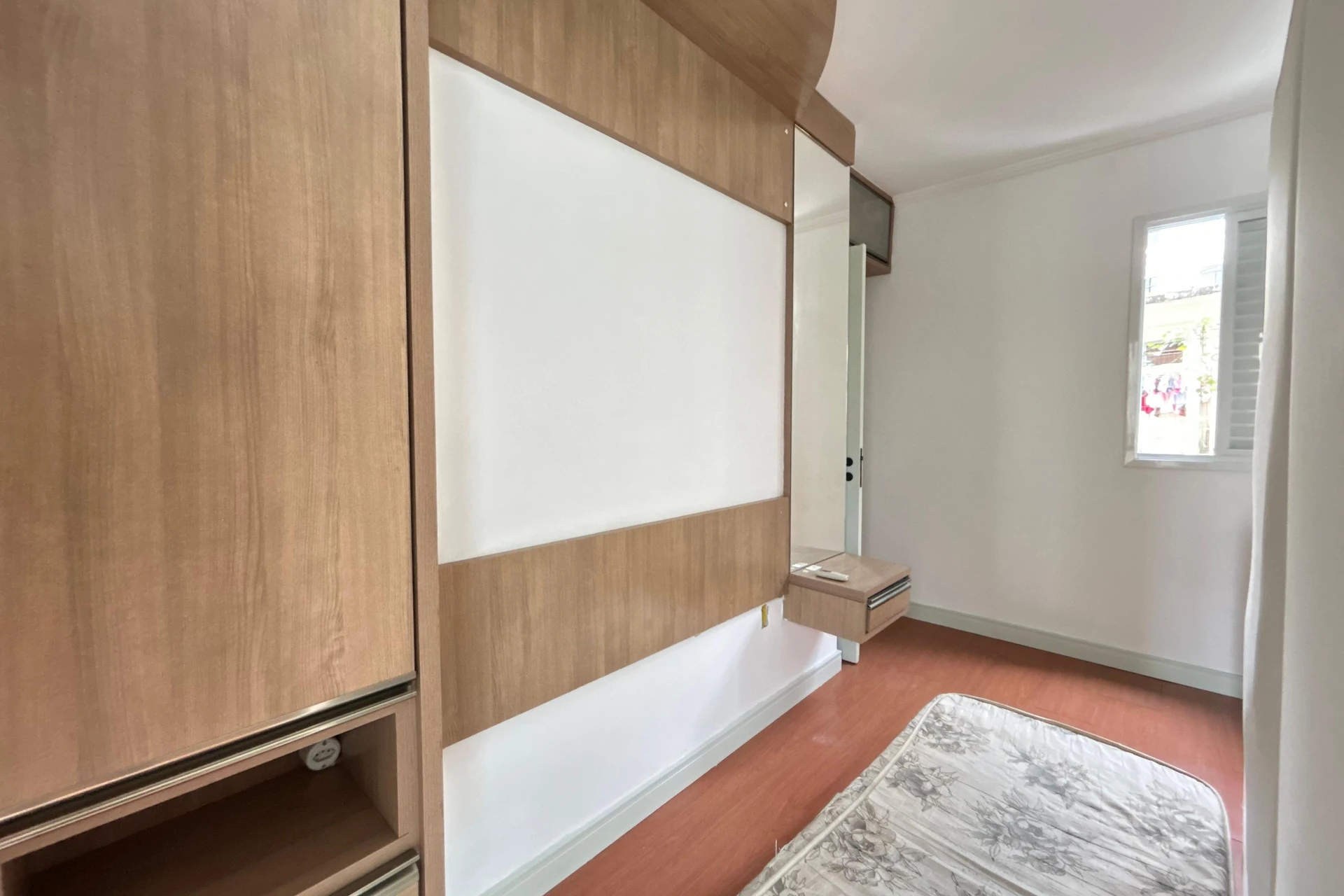 Glass-enclosed balcony in a 3-bedroom apartment, 108 m² — photo 32