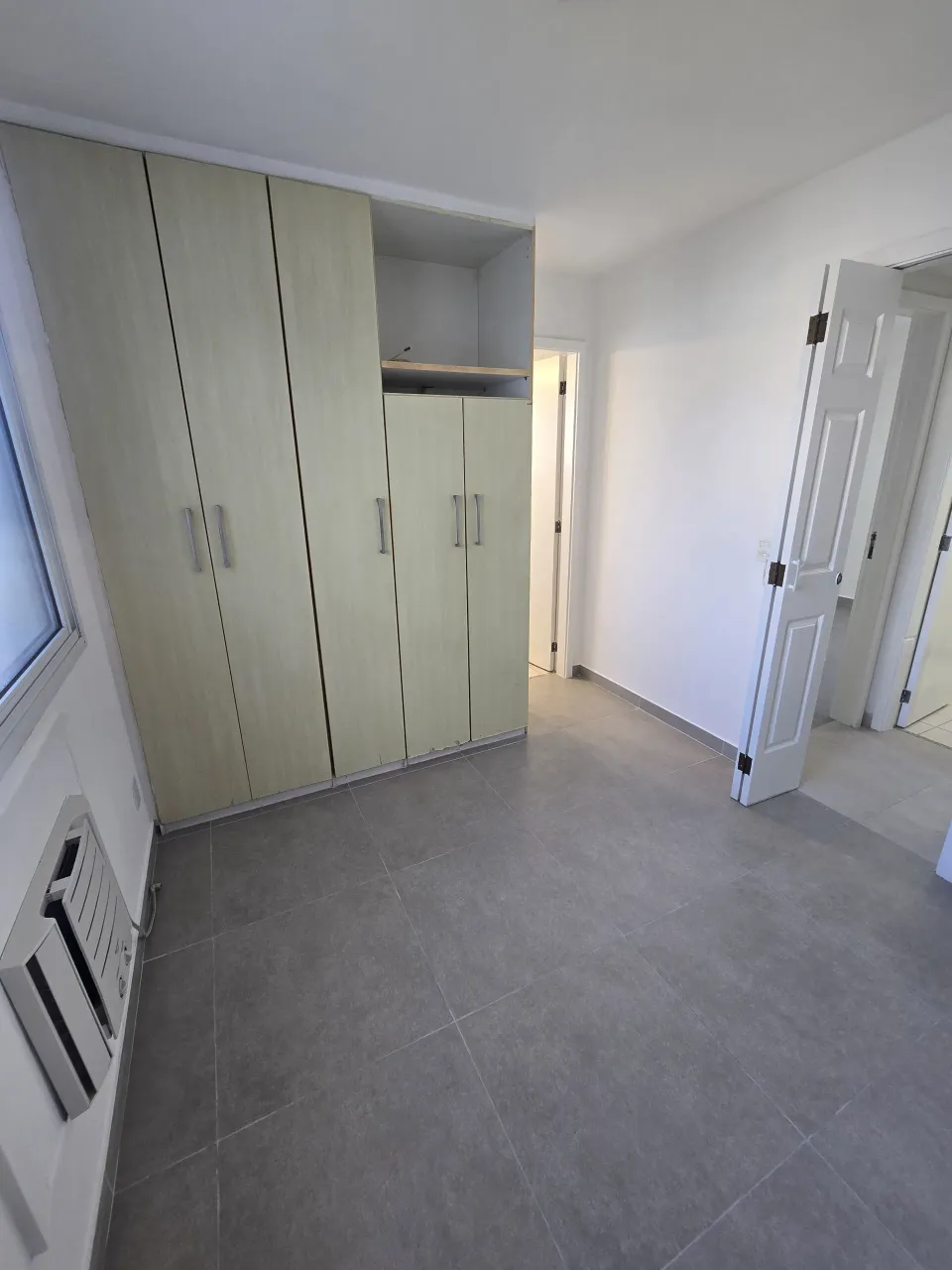 4-bedroom apartment with 3 bathrooms and a balcony — photo 12