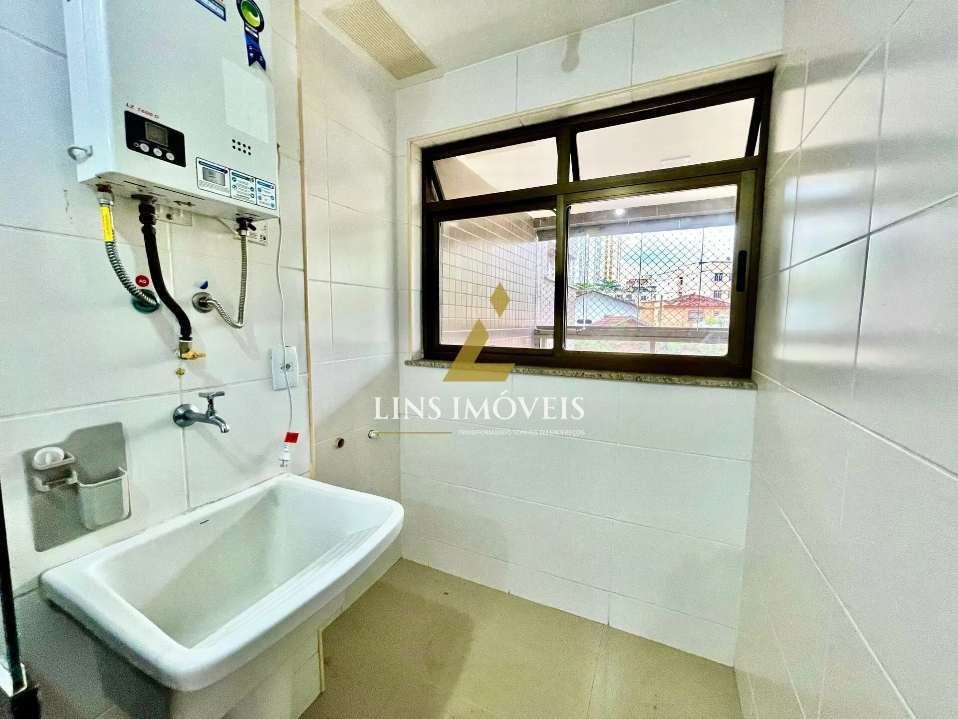 Glass-enclosed balcony in a 2-bedroom apartment, 60 m² — photo 4