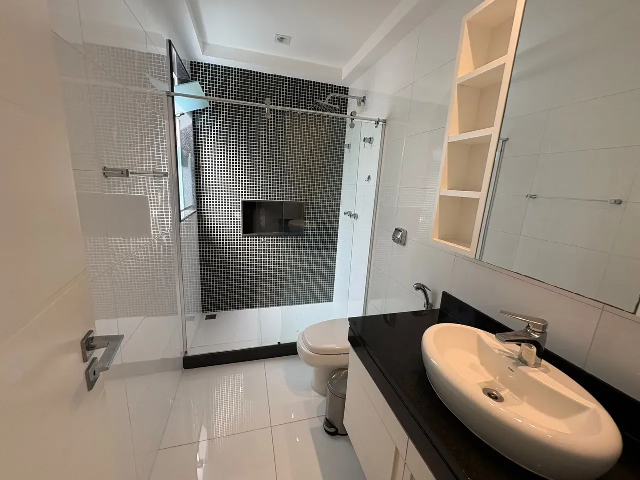 Furnished 6-suite house with 640 m² and 4 parking — photo 48