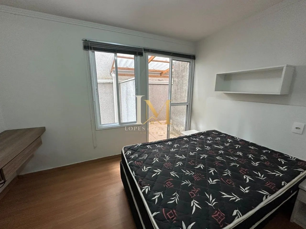 One-bedroom apartment with wood or laminate floors — photo 18