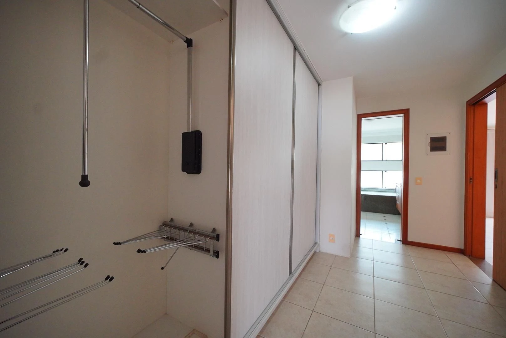 407 m² house with a washing machine and a bathtub — photo 13