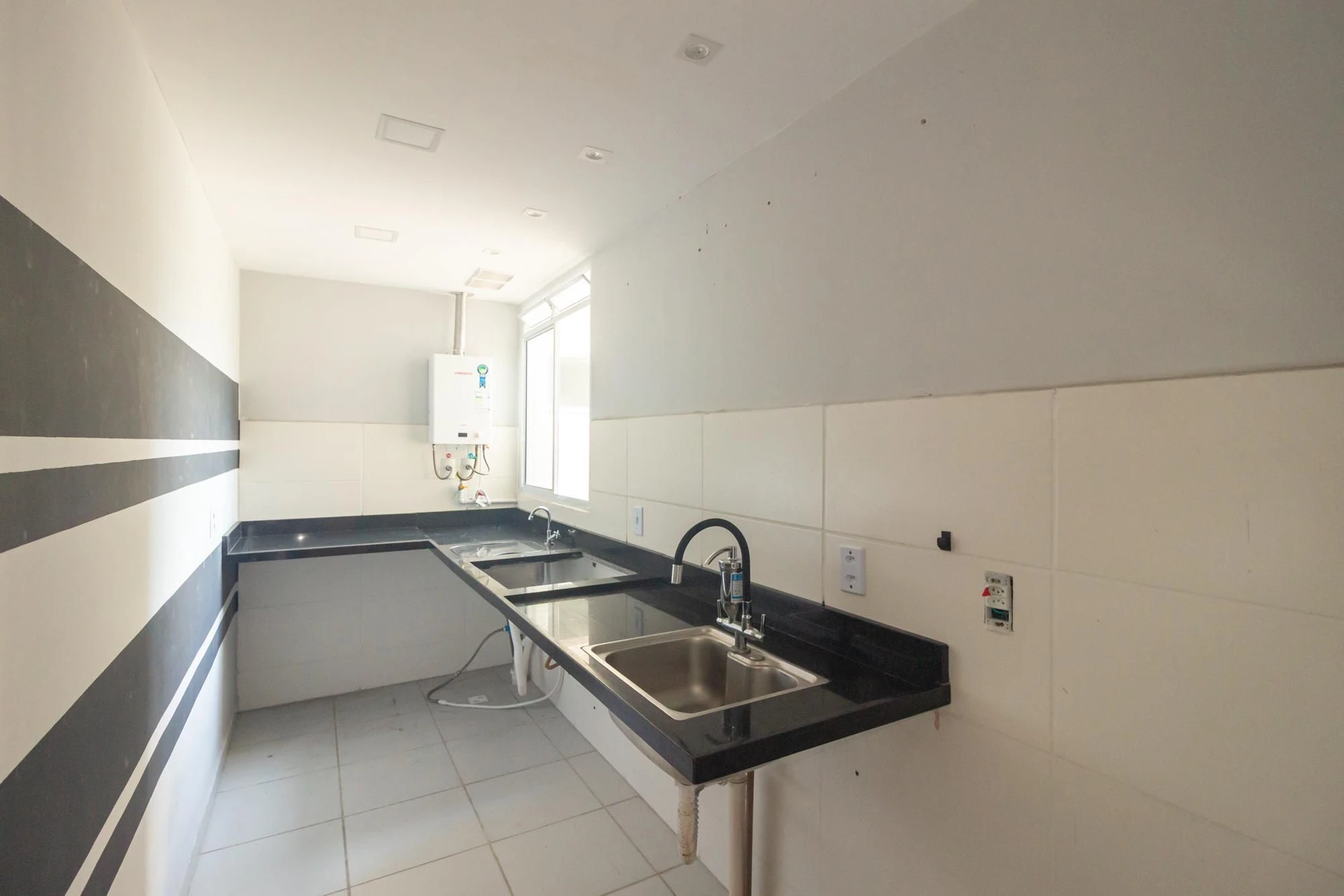 2-bedroom apartment with a laundry area — photo 23