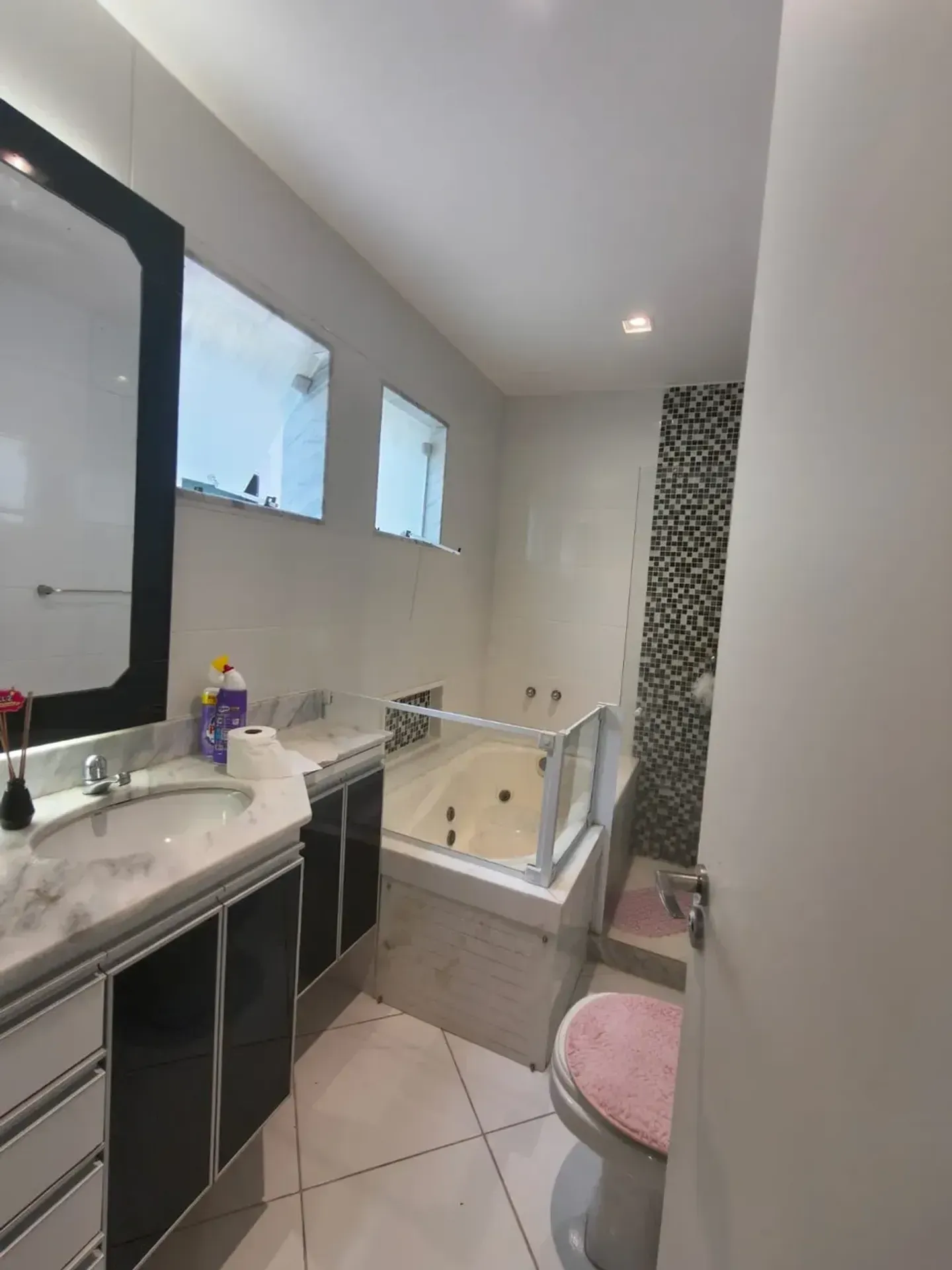 3-floor house with 4 en-suite bedrooms and 5 baths — photo 10