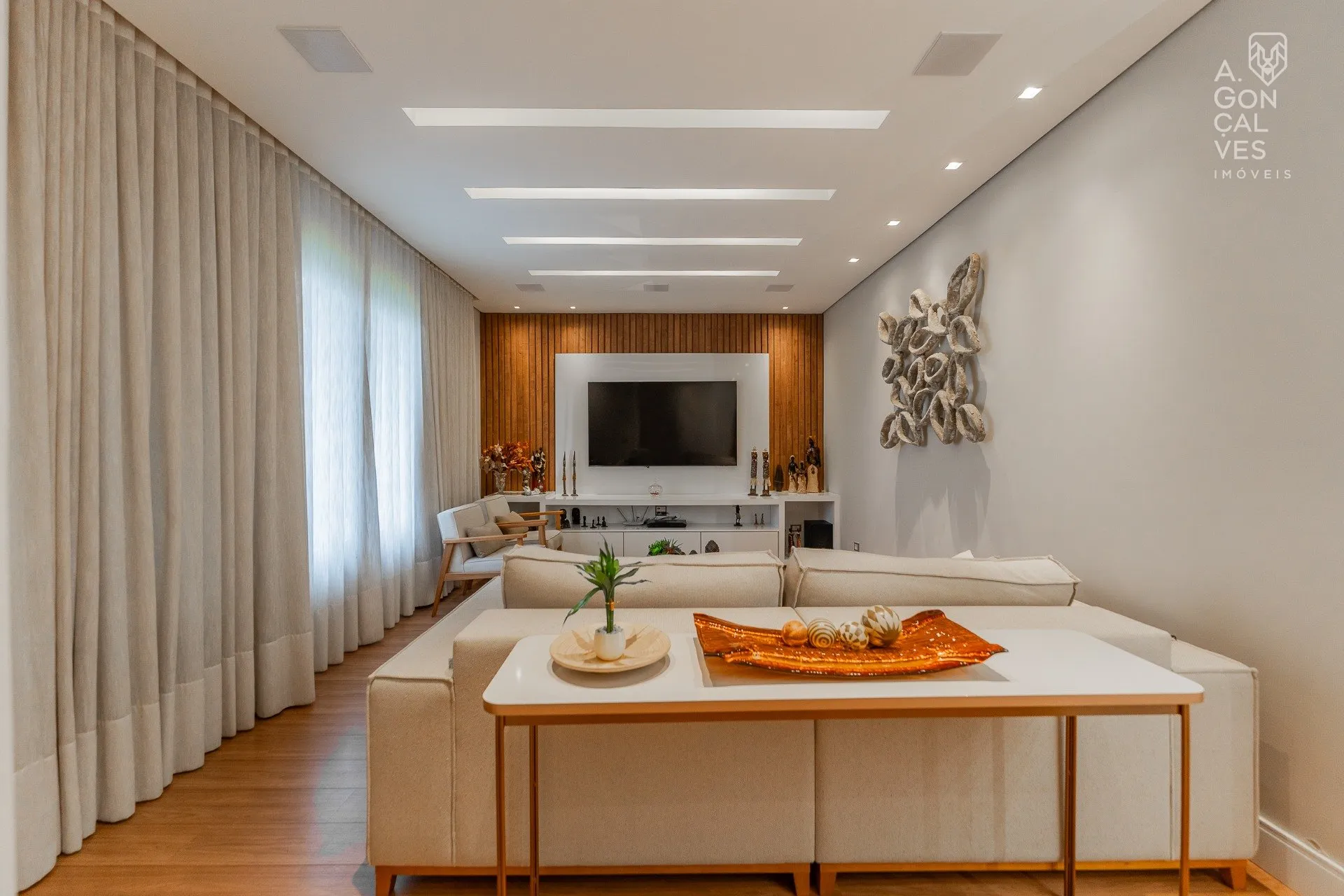 House with 3 bedrooms and an open-plan kitchen — photo 2